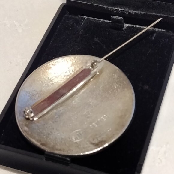 🎬 Vintage Round Pewter Brooch - Picture 5 of 7